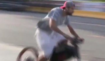O Πικέ πήγε στο «Καμπ Νου« με... ποδήλατο για το Μπαρτσελόνα-Εσπανιόλ! (VIDEO)
