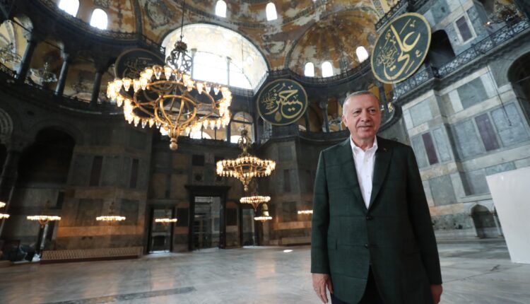 Ο Ερντογάν στην Αγία Σοφία: Επιθεωρεί τις προετοιμασίες για να γίνει τζαμί