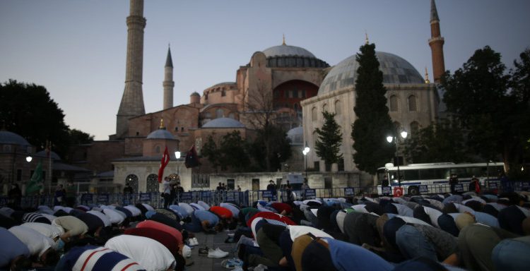 Οργιάζει η προπαγάνδα στην Τουρκία: Βίντεο δείχνει πώς ήταν η Αγιά Σοφιά ως τζαμί (VIDEO)