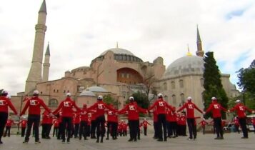 Ερντογάν: Έστησε σόου έξω από την Αγία Σοφία για την επέτειο του πραξικοπήματος (VIDEO)