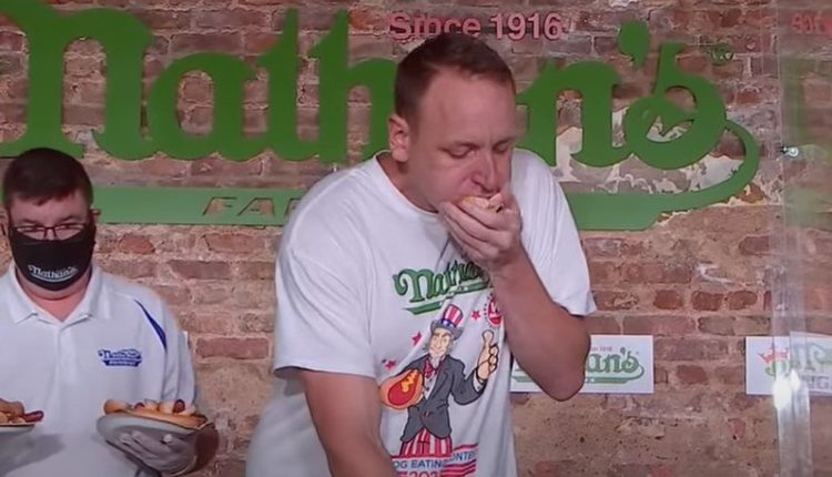 Παγκόσμιο ρεκόρ: 36χρονος Αμερικανός έφαγε 75 χοτ-ντογκ σε δέκα λεπτά (VIDEO)