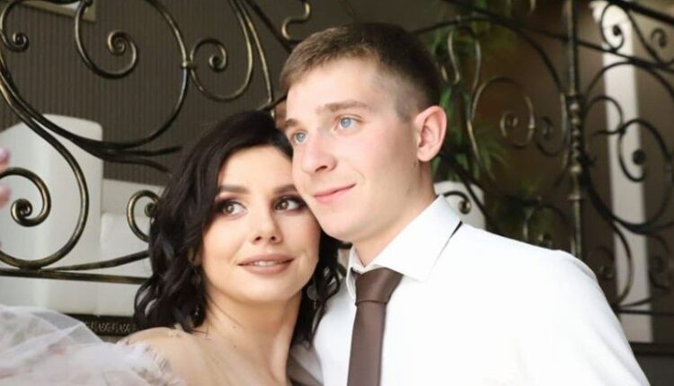 Μια 35χρονη influencer παντρεύτηκε τον 20χρονο θετό γιο της