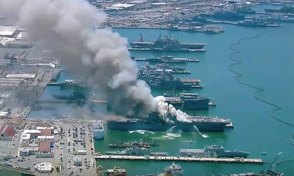Πυρκαγιά σε πολεμικό πλοίο σε ναυτική βάση στο Σαν Ντιέγκο (VIDEO)