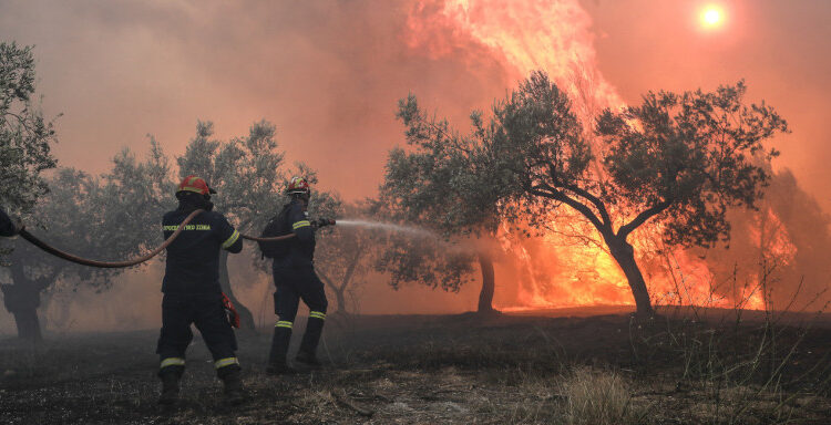 Μαίνεται η φωτιά στις Κεχριές Κορινθίας: Πύρινο μέτωπο 10 χιλιομέτρων