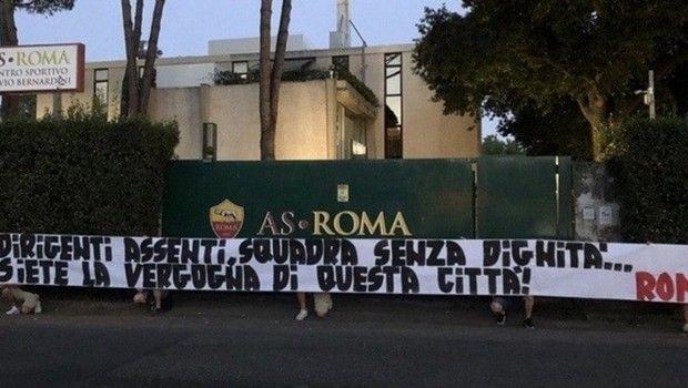 Οργισμένοι οι οπαδοί της Ρόμα: Πανό κατά παικτών και διοίκησης (ΦΩΤΟ)