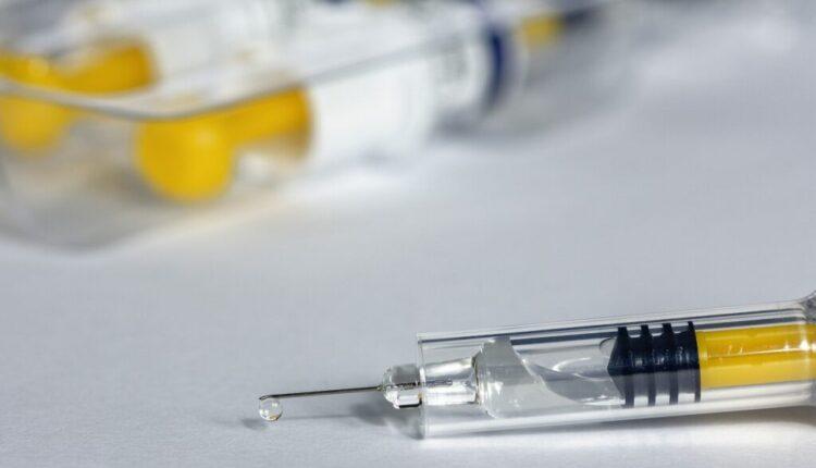 Κορωνοϊός: Το Ηνωμένο Βασίλειο υπογράφει συμφωνία για 60 εκ. εμβόλια