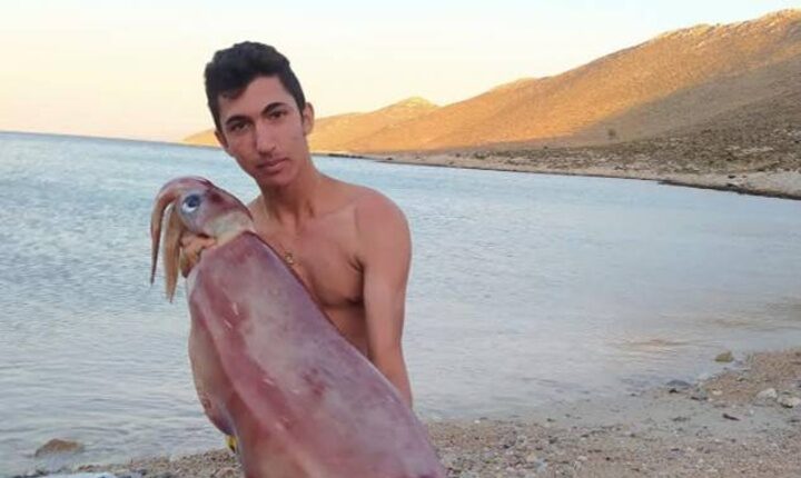 15χρονος ψαροντουφεκάς στην Ψέριμο έπιασε καλαμάρι 17 κιλών (ΦΩΤΟ)