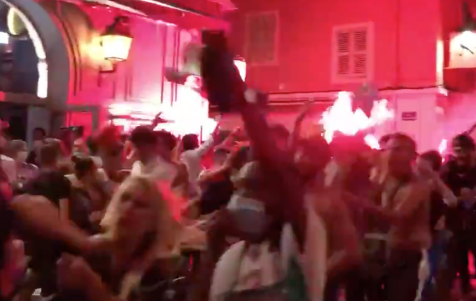 Ολη η Μασσαλία στους δρόμους πανηγυρίζει την ήττα της Παρί Σεν Ζερμέν (VIDEO)