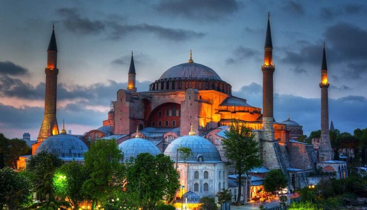Politico: «Πλήγμα στην περιθωριοποιημένη μειονότητα των Χριστιανών της Τουρκίας η μετατροπή της Αγίας Σοφίας σε τζαμί»