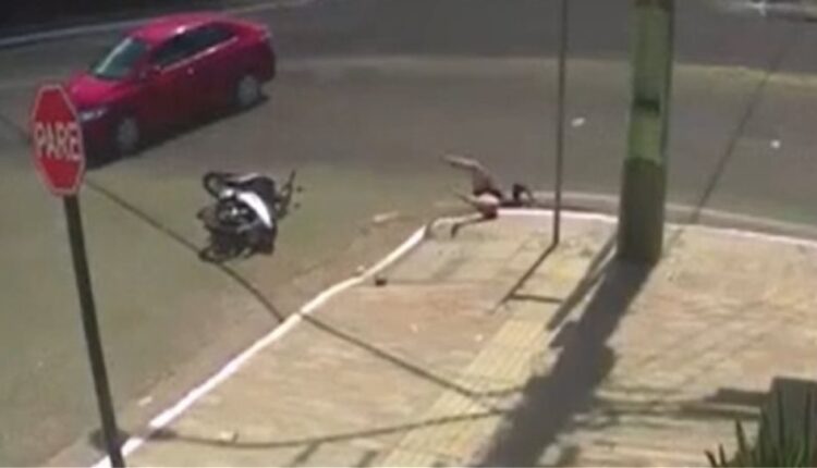 Συγκλονιστικό τροχαίο: Αυτοκίνητο συγκρούεται με σκούτερ και η οδηγός πέφτει σε υπόνομο (VIDEO)