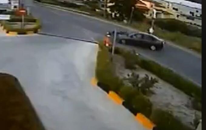 Κρήτη: Σοκαριστικό τροχαίο αποδεικνύει πως το κράνος σώζει ζωές (VIDEO)