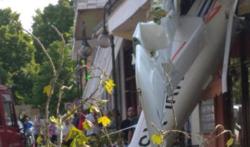 Σέρρες: Μονοκινητήριο αεροπλάνο έπεσε πάνω σε σπίτι (ΦΩΤΟ)