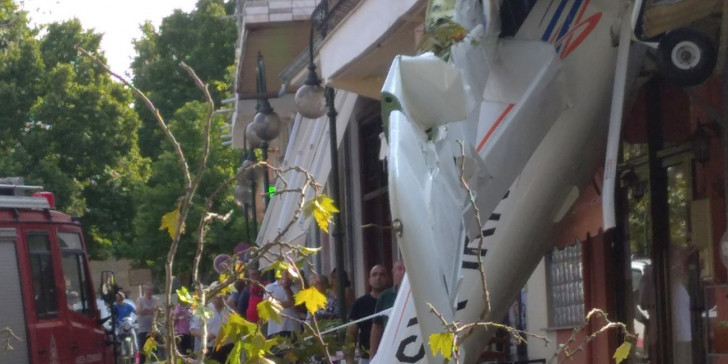 Σέρρες: Μονοκινητήριο αεροπλάνο έπεσε πάνω σε σπίτι (ΦΩΤΟ)