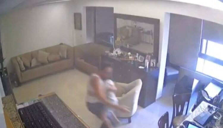 Βηρυτός: Πατέρας προσπαθεί να σώσει το παιδί του (VIDEO)