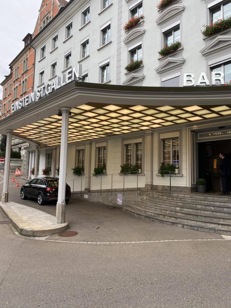 ΑΕΚ: Φίλαθλοι έδωσαν το «παρών» έξω από το ξενοδοχείο στην Ελβετία (ΦΩΤΟ)