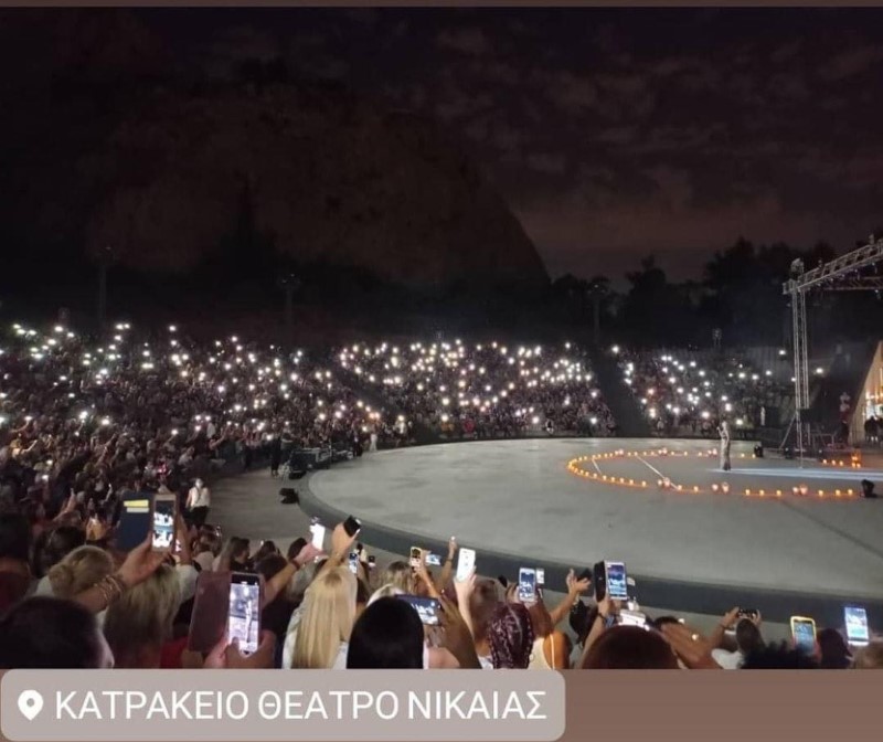 Αντιδράσεις για τον συνωστισμό στο Κατράκειο για τη συναυλία της Νατάσας Θεοδωρίδου (ΦΩΤΟ)