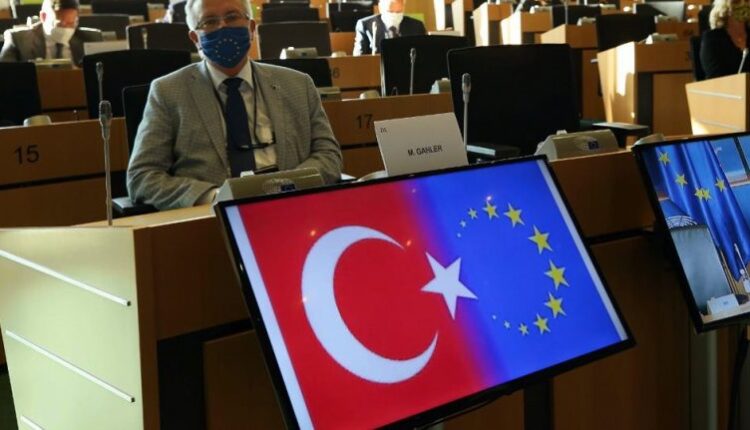 Προβοκάτσια Τσαβούσολγου: Εμφάνισε τη σημαία της ΕΕ σε ημισέληνο μέσα στο ευρωκοινοβούλιο (VIDEO)