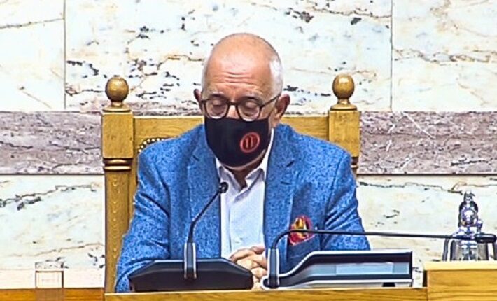 Ο Νικήτας Κακλαμάνης πήγε στη Βουλή με μάσκα... του Παγκρατίου (ΦΩΤΟ)