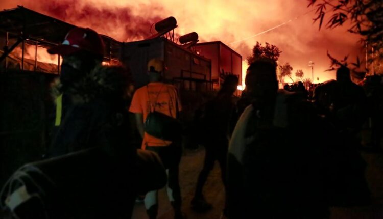 Φωτιά στη Μόρια: Στο δρόμο σχεδόν 13.000 μετανάστες – Ανησυχία μετά τα 35 κρούσματα κορωνοϊού
