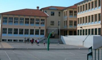 Μαθητής σε κατάληψη στις Σέρρες: «Κλείστε τα κλαμπ, ανοίξτε τα γήπεδα» (VIDEO)