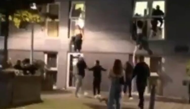 Απίστευτο: Φοιτητές πηδούσαν από τα παράθυρα για να ξεφύγουν την αστυνομία που τους διέκοψε το πάρτι (VIDEO)