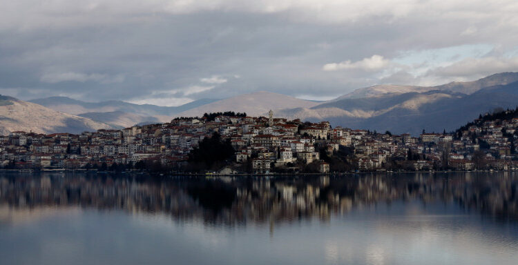 Κορωνοϊός: Ενα βήμα πριν τα τοπικά lockdown Γιάννενα και Καστοριά -Στο «πορτοκαλί» η Θεσσαλονίκη