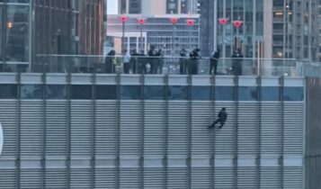 Aνδρας κρέμεται με σκοινί από τον «Πύργο Τραμπ» και απειλεί να πέσει αν δεν μιλήσει στον Αμερικανό πρόεδρο (VIDEO)
