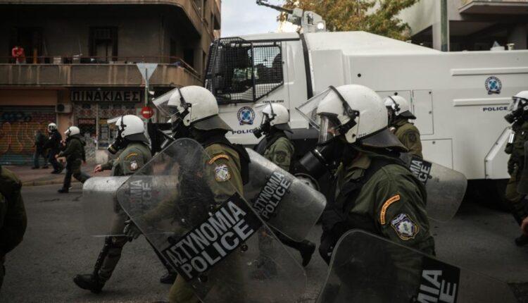 Πολυτεχνείο: Αστυνομικοί επιτέθηκαν σε δημοσιογράφο – Πρόστιμο επειδή φορούσε αντιασφυξιογόνο μάσκα