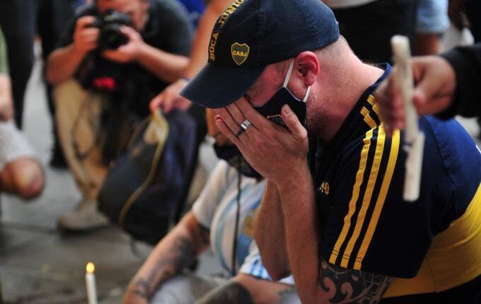 Πανικός στο «Λα Μπομπονέρα», χιλιάδες Αργεντίνοι έκλαιγαν για τον Μαραντόνα (ΦΩΤΟ)