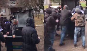 Ουκρανία: Οπαδοί της Ντέσνα πέταξαν τον υπεύθυνο του γηπέδου σε κάδο σκουπιδιών! (VIDEO)