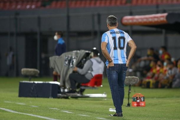 Μαραντόνα: Βραζιλιάνος προπονητής κατηύθυνε την Γκρέμιο φορώντας την φανέλα του (ΦΩΤΟ)