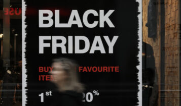 Αντίστροφη μέτρηση για τη Black Friday: Πότε «πέφτει» φέτος -Εντυπωσιακές εκπτώσεις προαναγγέλλουν οι έμποροι