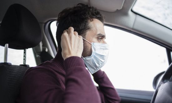 Κορωνοϊός: Τι ισχύει με τη μάσκα στο αυτοκίνητο -Τι αλλάζει από αύριο σε ταξί, ΜΜΜ και ΙΧ
