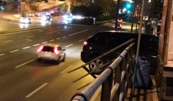 Απίθανο τροχαίο στην Βουλιαγμένης: Τζιπάκι εκτροχιάστηκε και κρεμόταν στον δρόμο (ΦΩΤΟ)