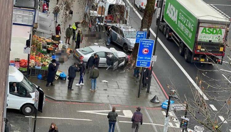 Αυτοκίνητο έπεσε σε πεζούς στο Λονδίνο - Πέντε τραυματίες (VIDEO)