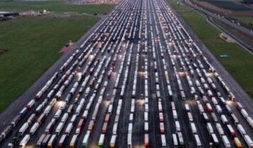 Bρετανία: Χιλιάδες φορτηγά τροφοδοσίας μπλοκαρισμένα -Ανοίγει σταδιακά το λιμάνι του Ντόβερ (VIDEO)