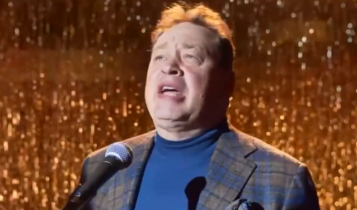 Ο Σλούτσκι τραγουδάει το «All I want for Christmas is you» και γίνεται viral (VIDEO)