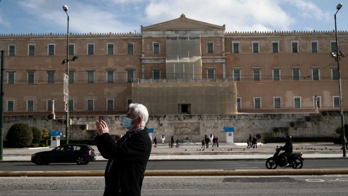 Μην κοιτάτε μόνο κρούσματα και διασωληνωμένους: Αυτός είναι ο δείκτης της Ελλάδος που ανησυχεί τους ειδικούς