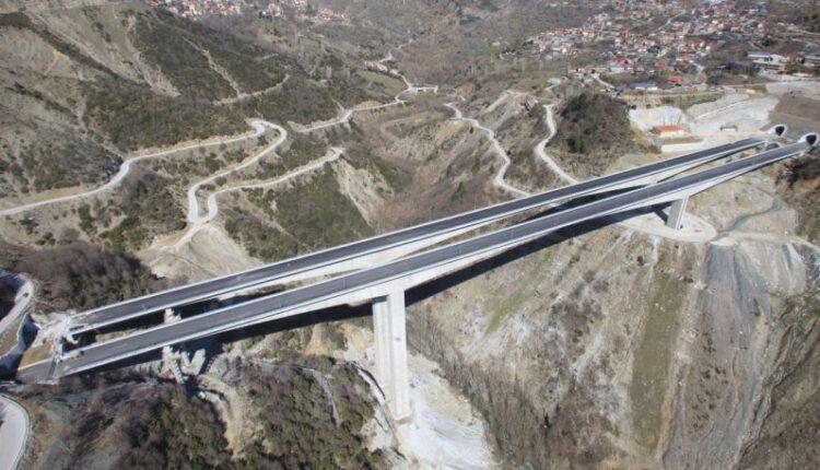 Ανατράπηκε νταλίκα στην υψηλότερη οδογέφυρα της Ελλάδας (ΦΩΤΟ)