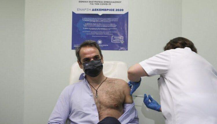 Μητσοτάκης: Εμβολιάστηκε φορώντας σταυρό δια χειρός πρωταθλητή της ΑΕΚ (ΦΩΤΟ)