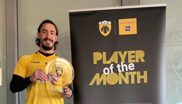 ΑΕΚ: Ο Σιμόες παρέλαβε το βραβείο «Player of the Month» του Δεκεμβρίου