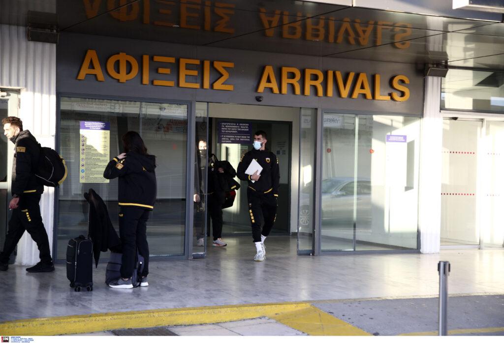 Οπαδοί της ΑΕΚ στην άφιξη της αποστολής στην Κρήτη (ΦΩΤΟ)
