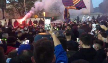 Χαμός από οπαδούς της Μπαρτσελόνα έξω από το Καμπ Νου (VIDEO)