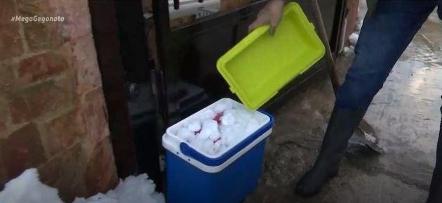 Εβαλαν τα τρόφιμα στο χιόνι για να μην χαλάσουν (VIDEO)