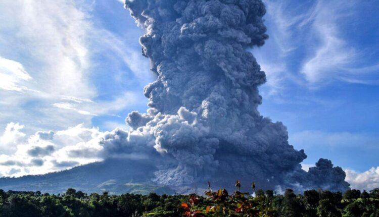 Ινδονησία: Εξερράγη το ηφαίστειο Σιναμπούγκ (VIDEO)
