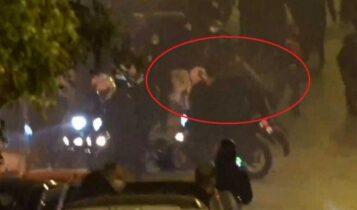 Νέα Σμύρνη: VIDEO από τη στιγμή που διαδηλωτές ρίχνουν κάτω τον αστυνομικό!
