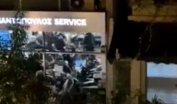 Αστυνομικοί εισβάλουν σε κατάστημα στη Νέα Σμύρνη και ξυλοκοπούν πελάτη! (VIDEO)