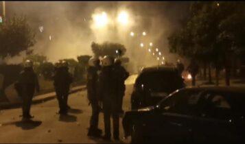Επεισόδια τώρα στη Νέα Σμύρνη - Μάχες στους δρόμους με μολότοφ και φωτοβολίδες (VIDEO)