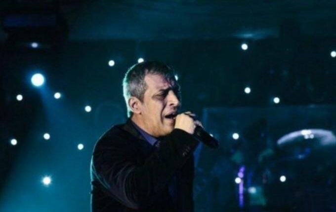 VIDEO: Ο Θέμης Αδαμαντίδης τραγουδά στο κατάμεστο «Bella Vita Night Club» εν μέσω πανδημίας