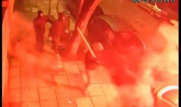 VIDEO από τα επεισόδια οπαδών στο Χαριλάου: Μάχες σώμα με σώμα με καδρόνια και φωτοβολίδες